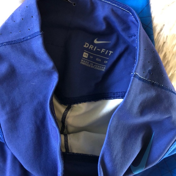 Nike Crop Capri Yogas - Picture 5 of 5